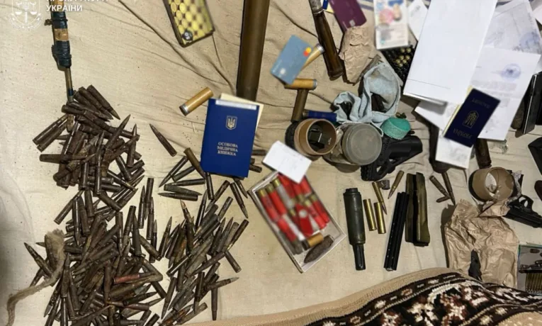 Мешканець Львівщини замовив гранати, зброю та боєприпаси через пошту