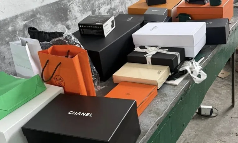 На Львівщині митники виявили контрабанду взуття та прикрас на 1,5 мільйона гривень