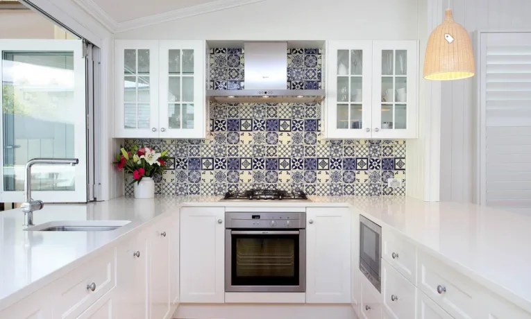 Кухонний фартух: принципи вибору облицювання й варіанти монтажу