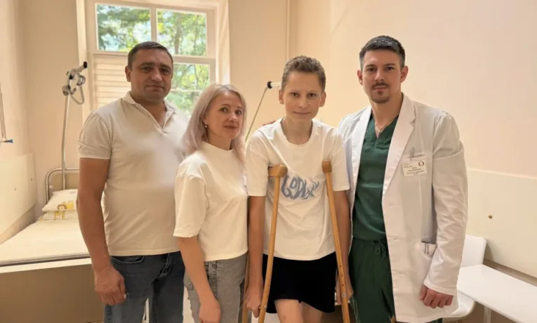 Львівські лікарі прооперували 16-річного хлопця, який отримав складну травму через стрибки на батуті