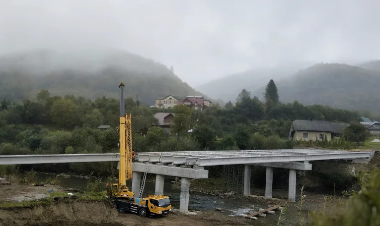 На Львівщині будують новий міст через річку Опір