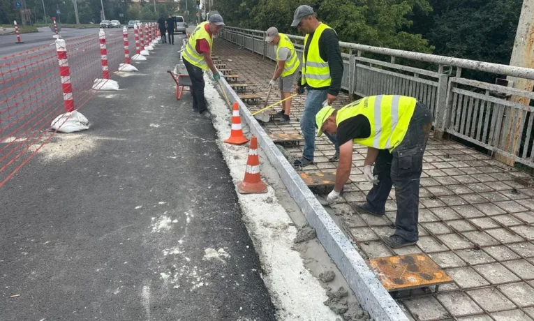 У Львові тривають ремонтні роботи на двох аварійних мостах