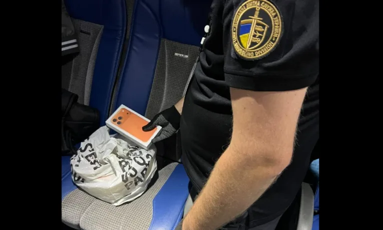 Першу контрабанду IPhone 17 Pro Max на понад мільйон гривень виявили на кордоні Львівські митники