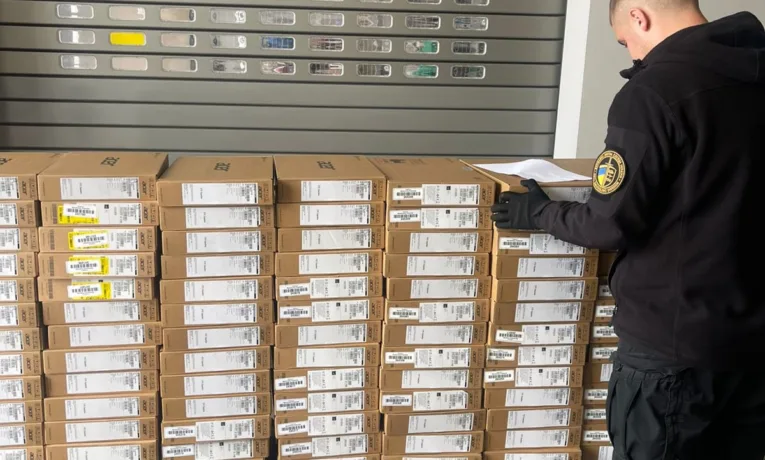 Ноутбуки на 2 мільйони під «брендом» секонд-хенду: митники зупинили вантаж з сюрпризом
