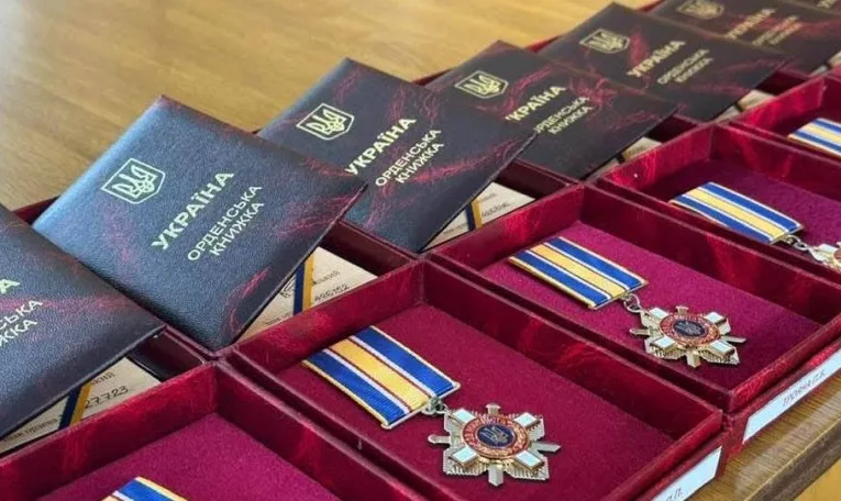 Девʼятьох воїнів з Золочівщини посмертно відзначили державними нагородами