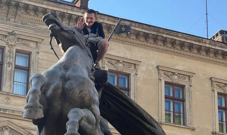 Львів’янина, який п’яним виліз на пам`ятник Юрію Змієборцю, оштрафували на 51 грн