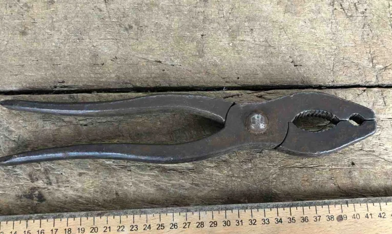 Двоє мешканців Золочівщини катували чоловіка через крадіжку свічок на цвинтарі