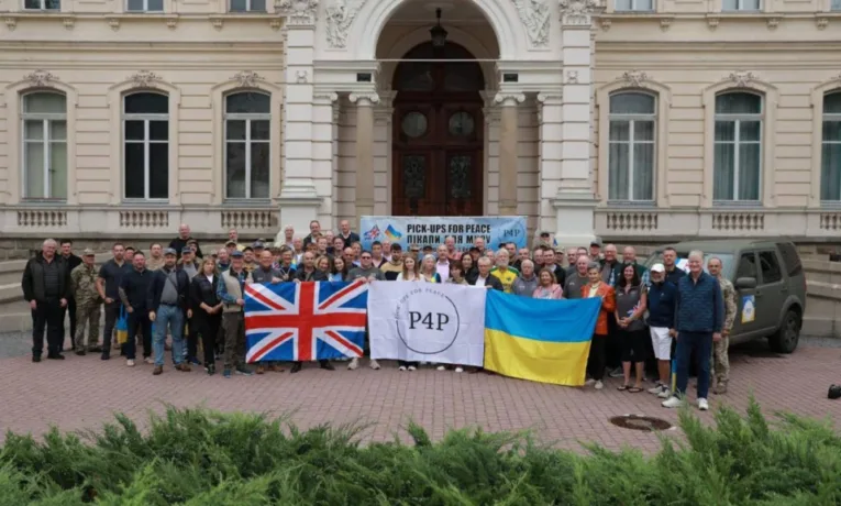 Волонтери із семи країн привезли до Львова 29 позашляховиків для ЗСУ