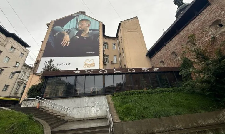 У Львові ресторан в центрі міста без дозволу побудував терасу замість літнього майданчика