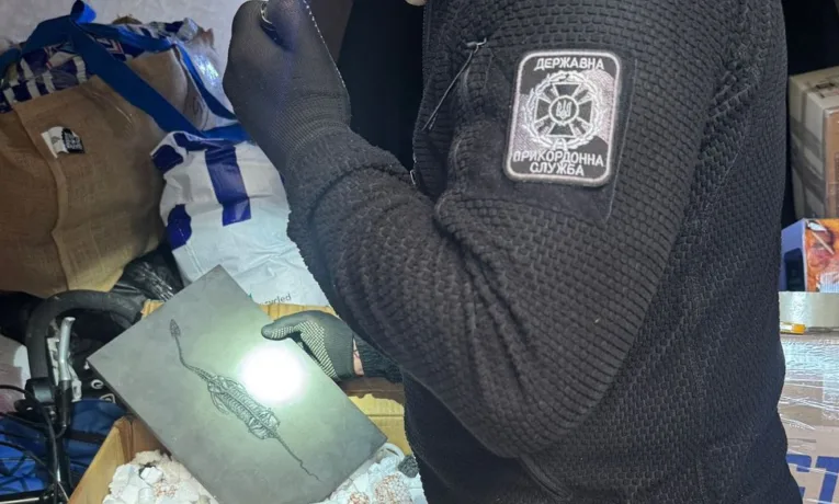 У ПП “Краківець” прикордонники  в автівці виявили скам’янілий скелет давньої морської рептилії