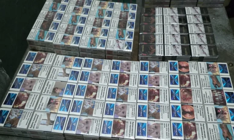 На Львівщині прикордонники виявили в мікроавтобусі контрабандні цигарки