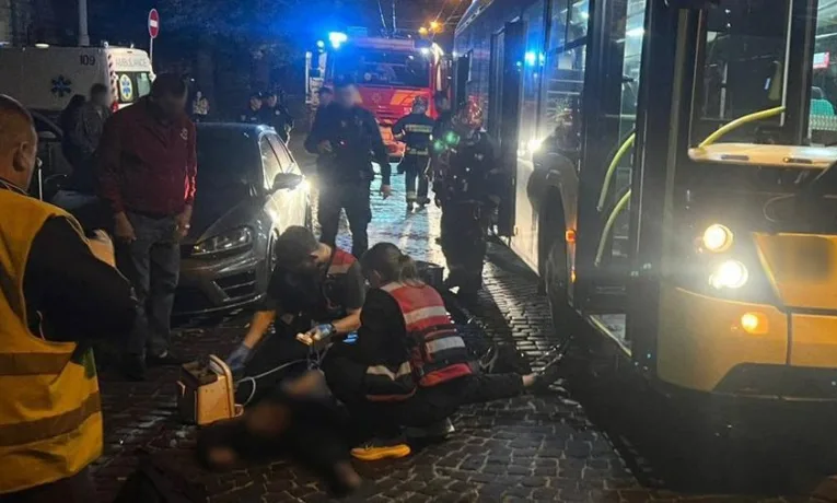 У Львові намагаються встановити особу чоловіка, який загинув у ДТП з тролейбусом