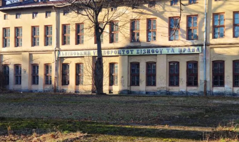Суд зобов’язав виселити приватний університет з комунальної будівлі у Львові