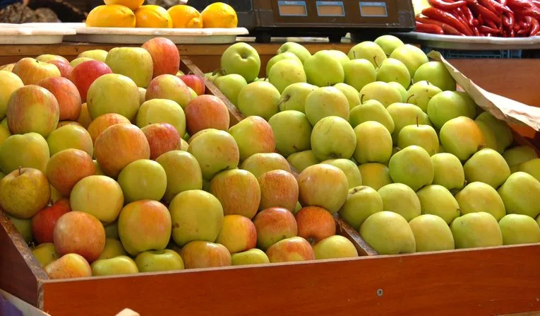 Коштують як банани: чому на Львівщині зросли ціни на яблука