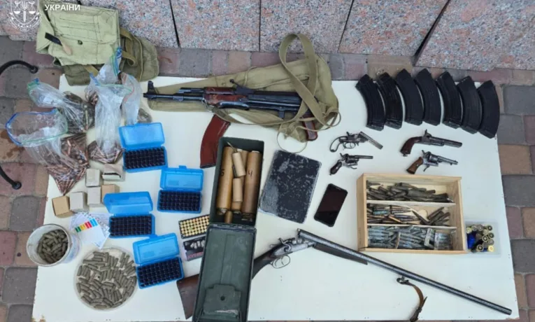 На Львівщині у чоловіка виявили склад зброї та боєприпасів