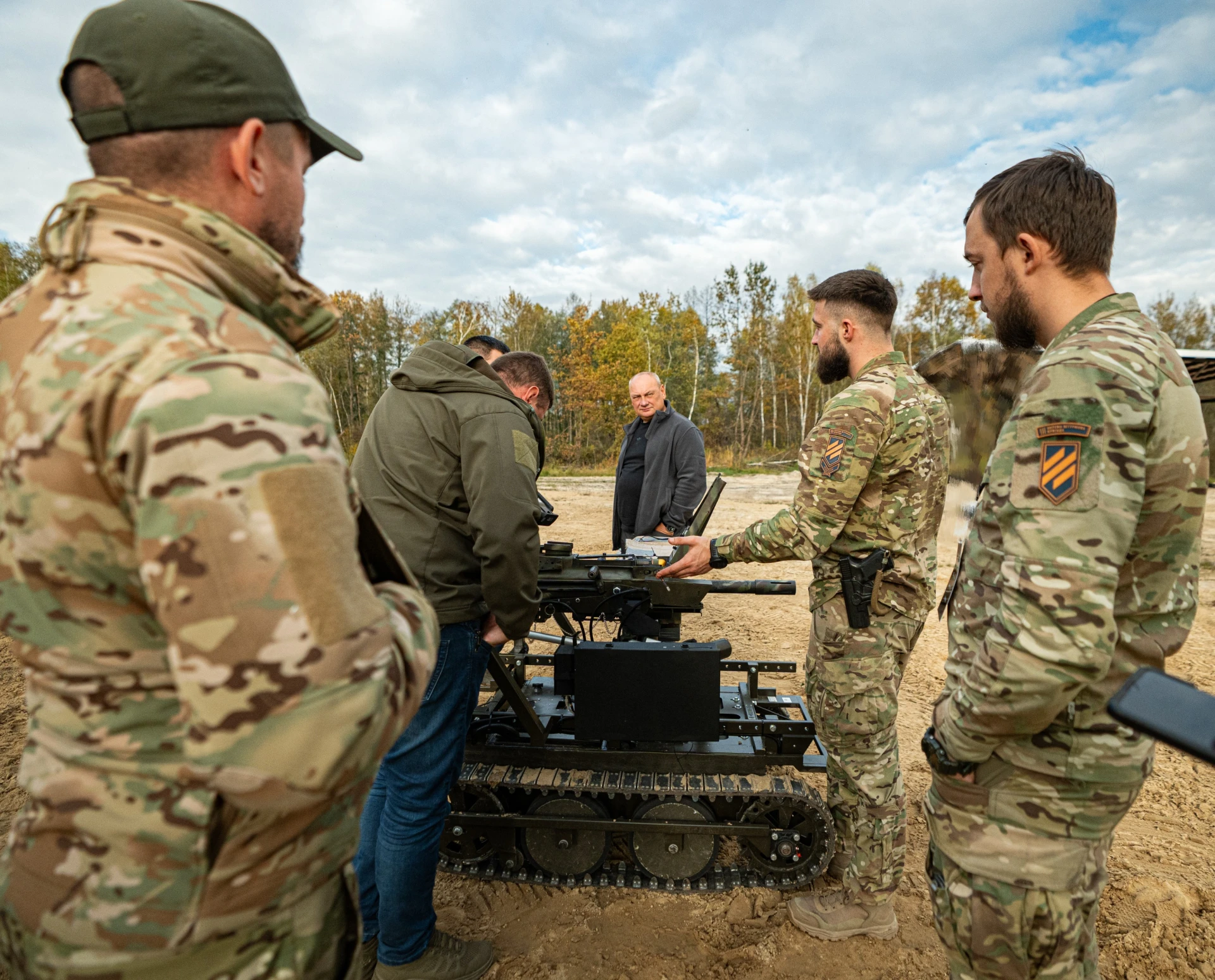 На Львівщині провели перший публічний краш-тест ударних наземних роботизованих комплексів