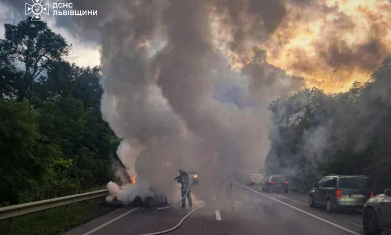 На Львівщині горіло авто під час руху