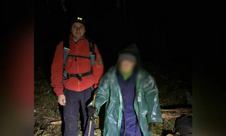 На Львівщині рятувальники знайшли в лісі пенсіонерку, яка пішла по гриби і заблукала