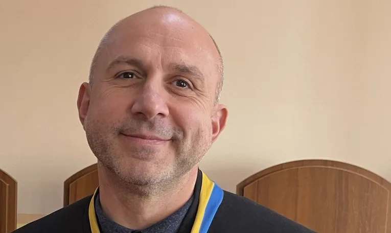 Суддя Білоус знову на роботі: його підозрюють у спробі «відкупити» родича від мобілізації та приховати майно