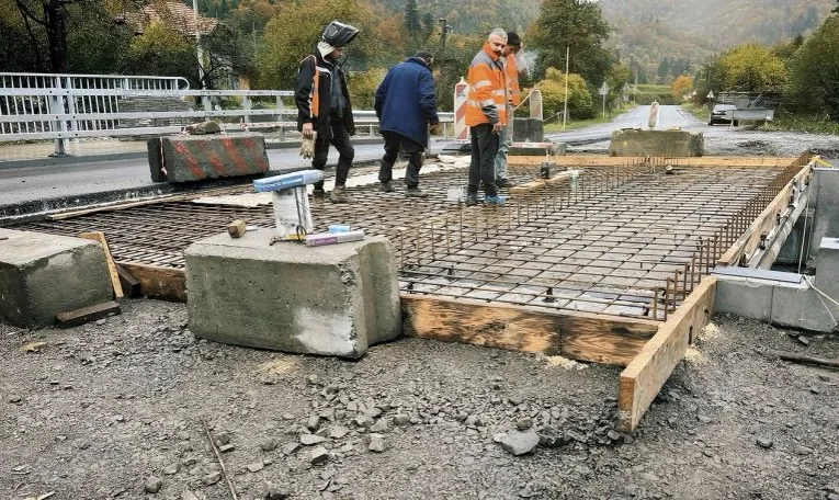 На Львівщині відновлюють аварійні мости на гірській дорозі