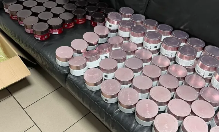 Контрабанда на понад 500 тисяч гривень: Львівські митники викрили незадекларовану косметику і цигарки