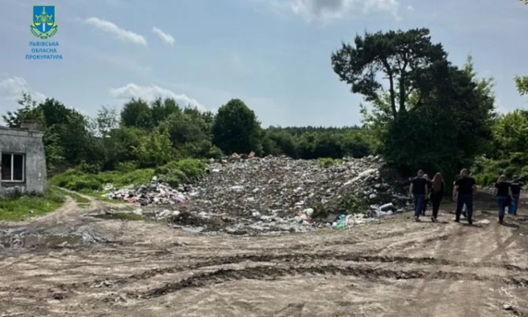 На Львівщині суд покарав посадовця за забруднення землі сміттям