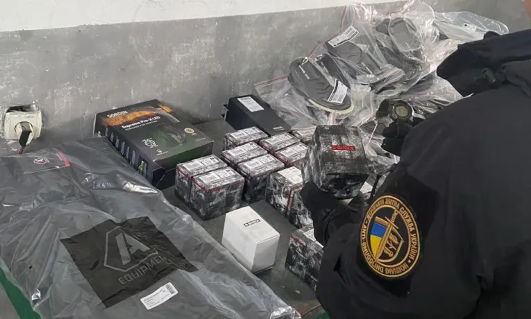 Брендові годинники, одяг і ліки на понад 2 мільйони гривень: Львівські митники зупинили контрабанду