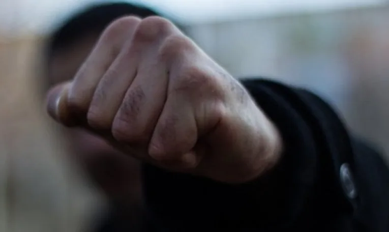 Мешканець Львівщини на камеру побив 62-річну жінку через нібито крадіжку кукурудзи з поля