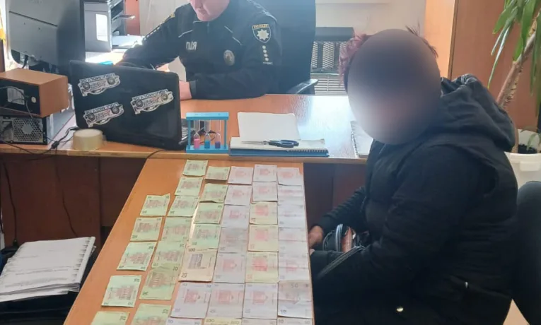 На Львівщині 25-ріна жінка вкрала скриньку з пожертвами на ЗСУ