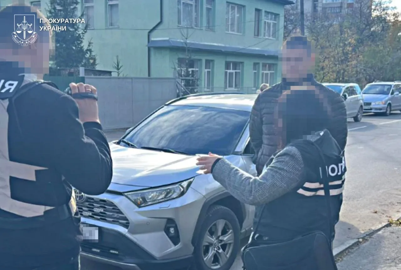 Посадовця Дрогобицької РВА підозрюють у масштабному земельному шахрайстві та використанні підроблених документів