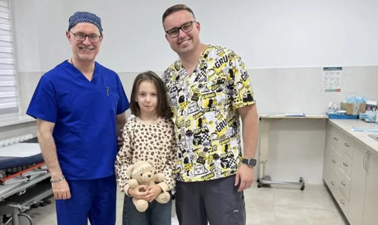 Львівські хірурги спільно з турецьким фахівцем успішно прооперували 8-річну дівчинку із синдромом Гольденхара