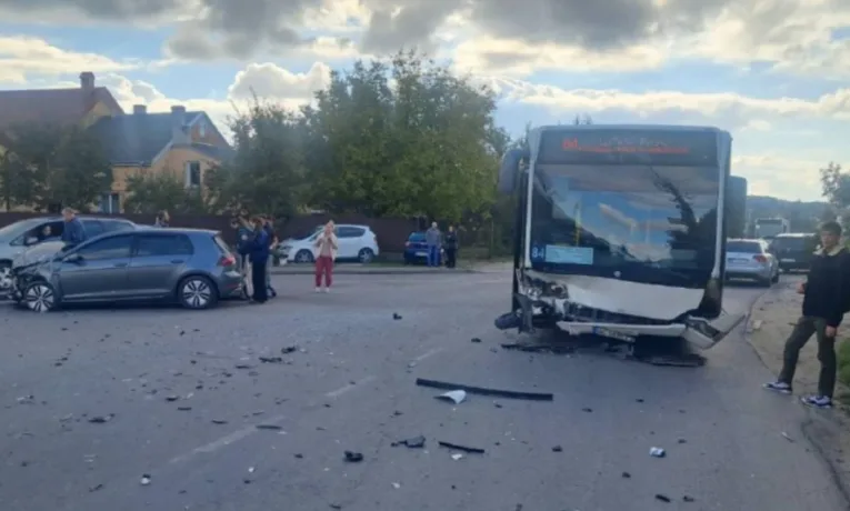 На Львівщині авто врізалося у маршрутку, госпіталізували 5 пасажирів