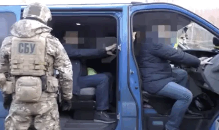 На Львівщині митник уникнув покарання за хабарництво через строки давності