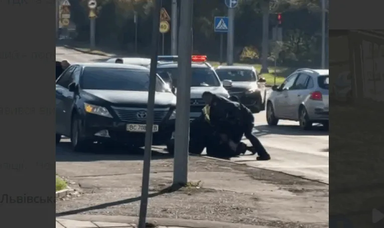 Патрульні викликали ТЦК: під час оформлення аварії у Львові затримали двох ухилянтів