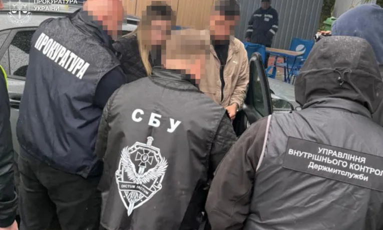 Інспектора Львівської митниці спіймали на хабарі за ввезення ювелірних виробів без сплати митних платежів