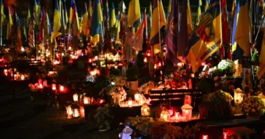 На Личаківському і Голосківському цвинтарях напередодні Дня всіх святих запалили лампадки на полях почесних поховань воїнів
