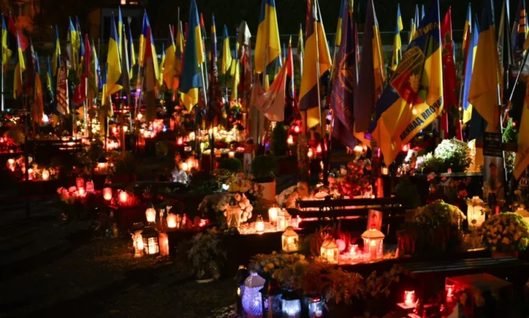 На Личаківському і Голосківському цвинтарях напередодні Дня всіх святих запалили лампадки на полях почесних поховань воїнів