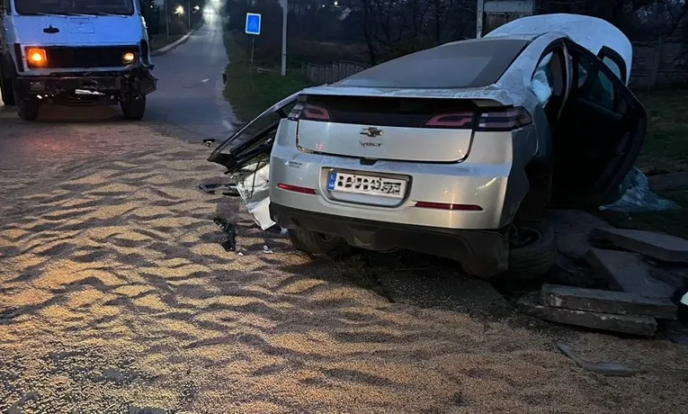 На Львівщині зіткнулися легковик та вантажівка, є жертви