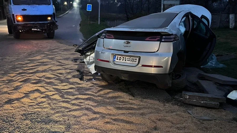 На Львівщині зіткнулися легковик та вантажівка, є жертви