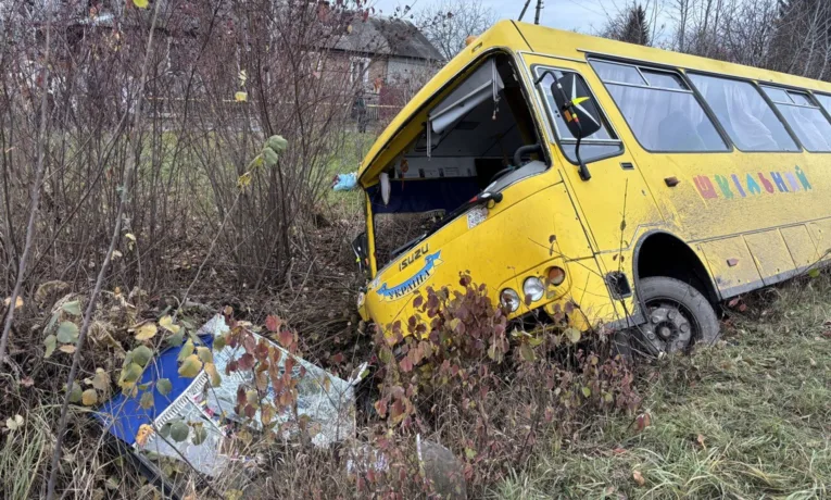 На Львівщині перекинувся шкільний автобус: двоє людей у лікарні