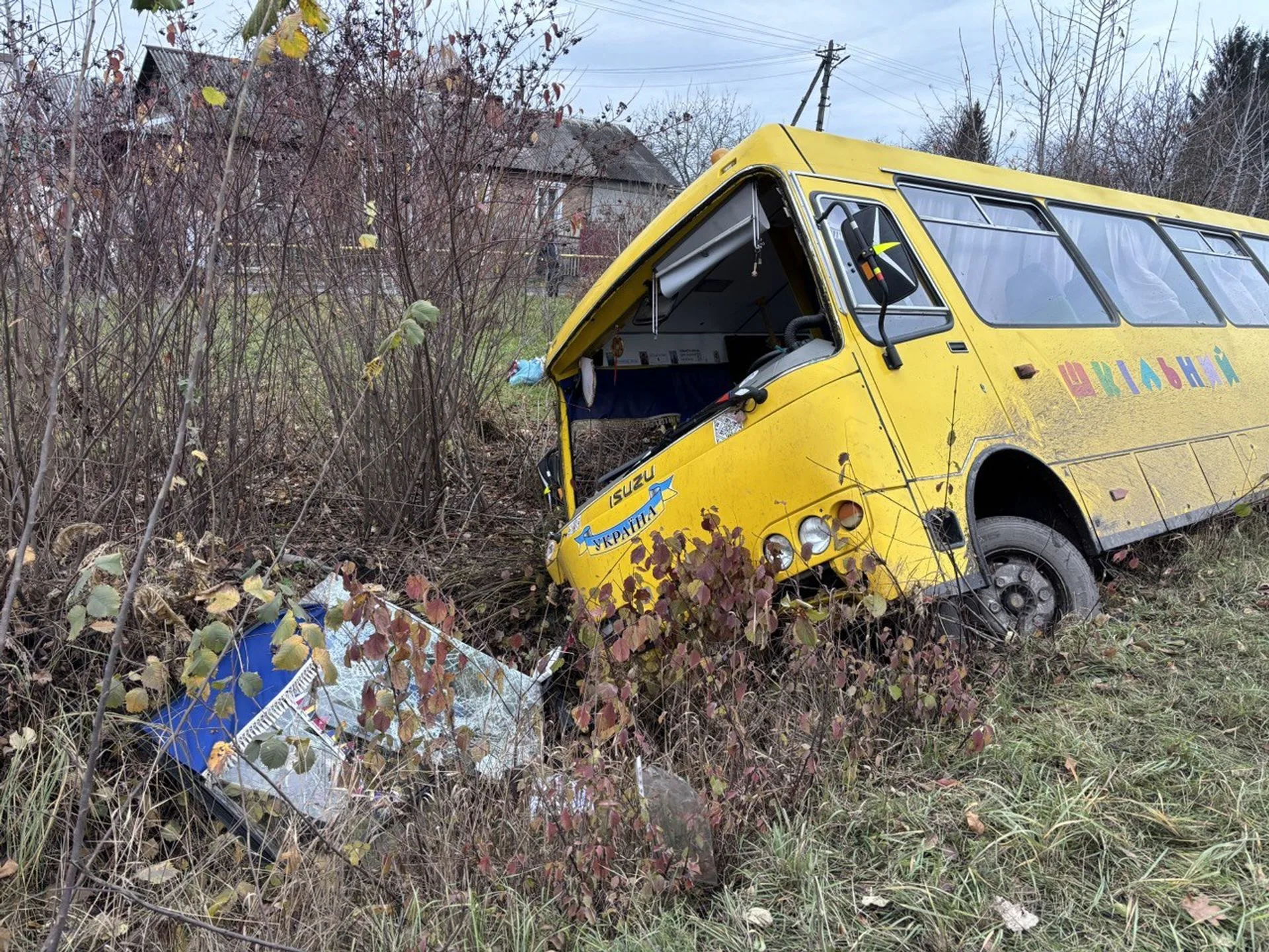 На Львівщині перекинувся шкільний автобус: двоє людей у лікарні