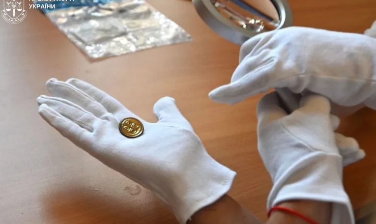 Мешканця Борислава судитимуть за спробу продати на аукціоні брошку V століття