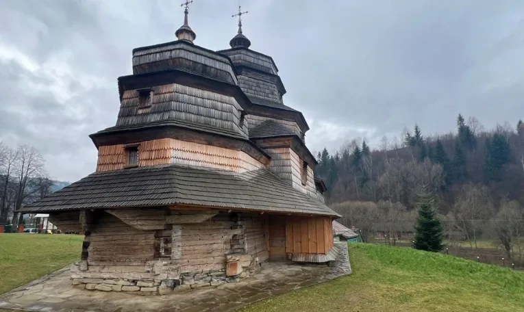 На Львівщині в селі Ісаї після 8 років реставрації відкрили стародавню святиню (фото)