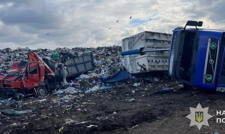 На сміттєзвалищі у Стрию зіткнулися дві вантажівки