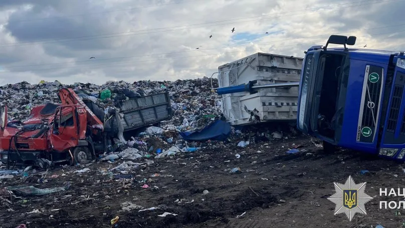На сміттєзвалищі у Стрию зіткнулися дві вантажівки