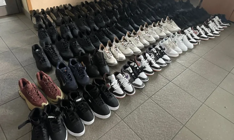 Львівські митники викрили спробу незаконного перевезення брендових речей через кордон