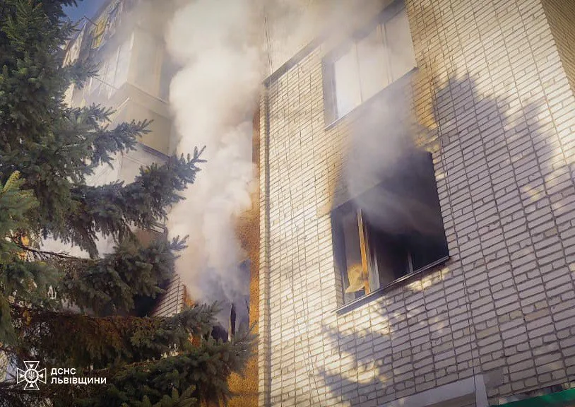 11 врятованих, 5 з яких діти: рятувальники ліквідували пожежу у Львові