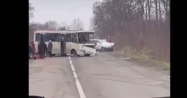 Поблизу Дрогобича легковик зіткнувся з автобусом: п’ятеро пасажирів травмовані, водій автівки загинув