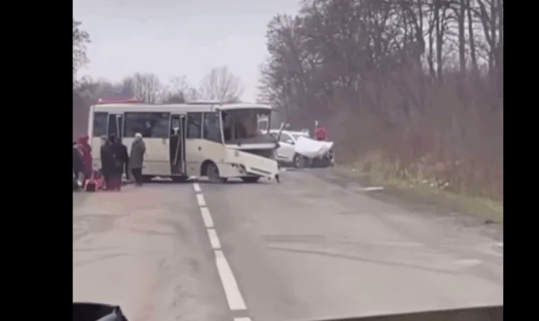 Поблизу Дрогобича легковик зіткнувся з автобусом: п’ятеро пасажирів травмовані, водій автівки загинув
