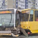 У Львові зіткнулися трамвай та маршрутка